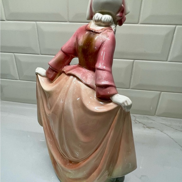 Hertwig & Co. Elegant Red & Pink Porcelain Lady Figurine Dress & Bonnet Germany - Picture 4 of 6